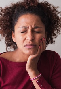 woman with jaw pain 